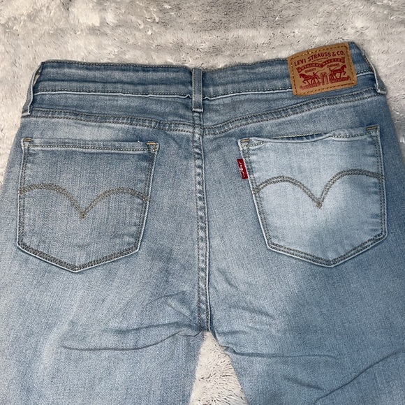 (27) Levi Lightwash Skinny Jeans - Picture 4 of 6